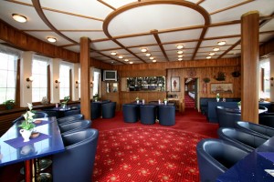 hyggelig bar paa Botel Albatros