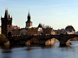 karlsbroen-i-prag-brotaarn-og-nationalteatret