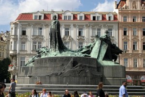 prague_hus_statue