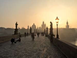 prag karlsbro taage